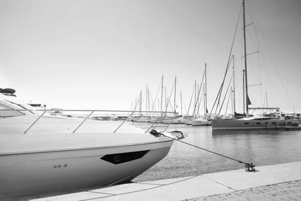 Современные Лодки Возле Пирса Чёрно Белый Тон — стоковое фото