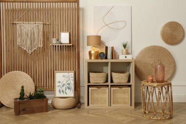 Etnik boho dekoru olan şık bir oturma odası.