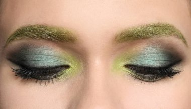 Akşam makyajlı genç bir kadın, yakın plan. Göz farı ürünü