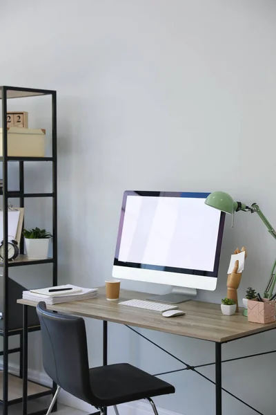 Modern Bilgisayarlı Masa Başında Rahat Bir Ofis Sandalyesi — Stok fotoğraf
