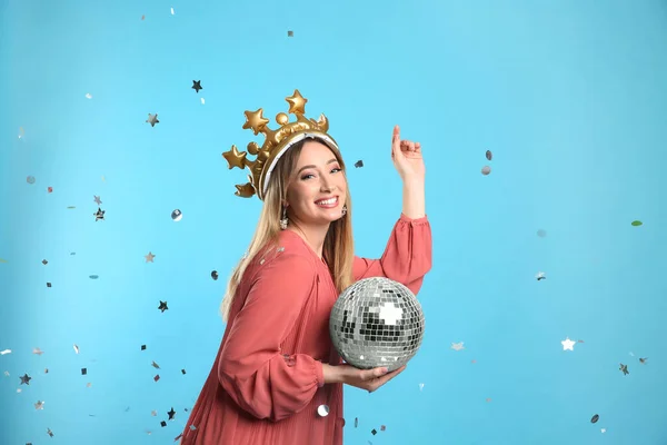 Parti Tacındaki Mutlu Genç Kadın Disko Topu Açık Mavi Arka — Stok fotoğraf