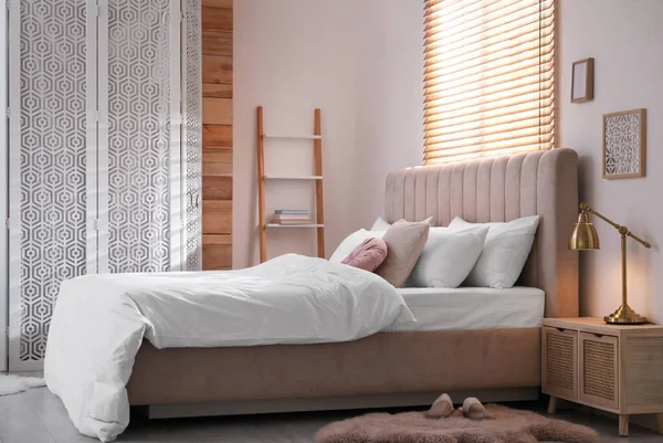 Уютная Кровать Мягким Постельным Бельем Светлой Комнате — стоковое фото