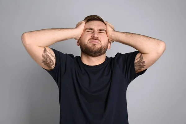 Man Suffering Migraine Grey Background — Stock Photo, Image