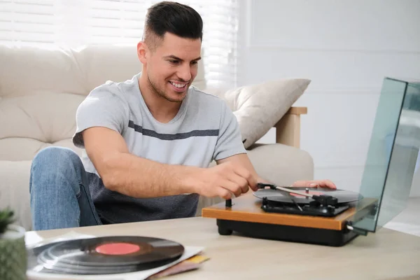 Happy Man Listening Music Tontable Home — Stock fotografie