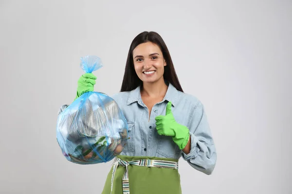 Γυναίκα Κρατώντας Πλήρη Σακούλα Σκουπιδιών Στο Φως Φόντο — Φωτογραφία Αρχείου