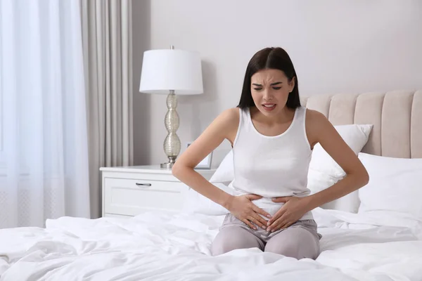 Jeune Femme Souffrant Maux Estomac Dans Chambre — Photo