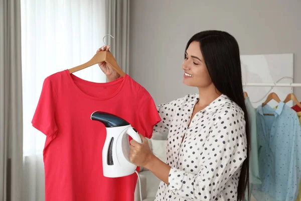 Frau Dampft Shirt Auf Kleiderbügel Hause — Stockfoto