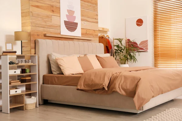 Удобная Кровать Стильным Постельным Бельем Дизайн Интерьера — стоковое фото