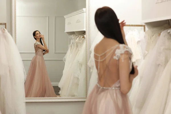 Mulher Tentando Vestido Noiva Boutique — Fotografia de Stock