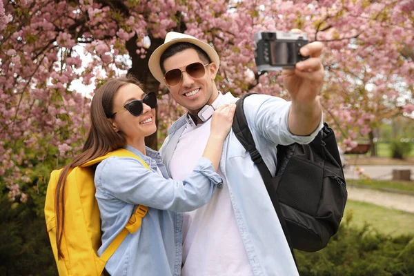 Feliz Pareja Turistas Tomando Selfie Parque Flor Día Primavera —  Fotos de Stock