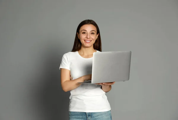 Mujer Joven Con Portátil Moderno Sobre Fondo Gris — Foto de Stock