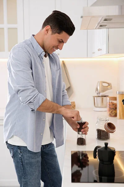 Hombre Usando Molinillo Café Manual Cocina — Foto de Stock