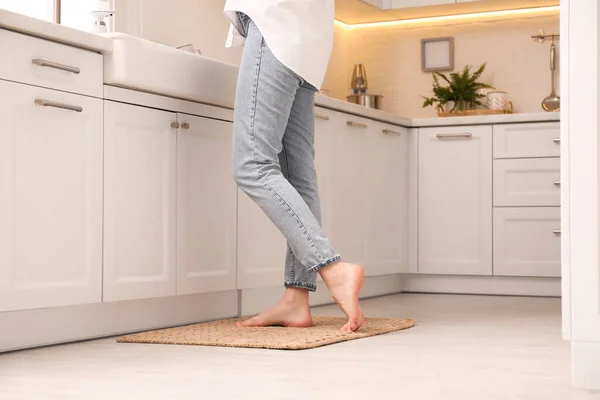 Hombre Haciendo Cena Mientras Curso Cocina Línea Través Tableta Cocina —  Fotos de Stock