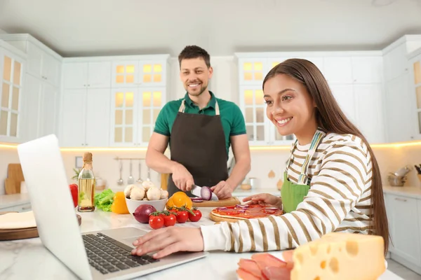 Mutfaktaki Dizüstü Bilgisayardan Yemek Kursunu Izlerken Mutlu Çift Pizza Yapıyor — Stok fotoğraf