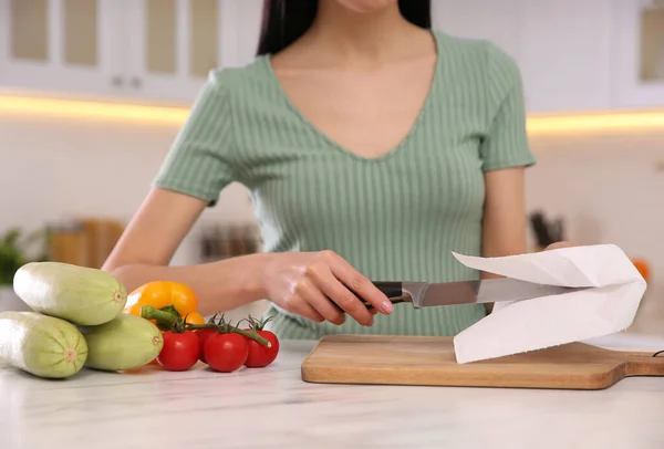 Женщина Вытирает Нож Бумажным Полотенцем Кухне Крупным Планом — стоковое фото