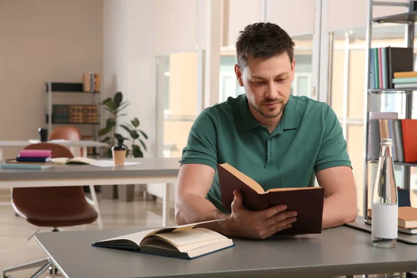 Homem Lendo Livro Mesa Biblioteca — Fotografia de Stock