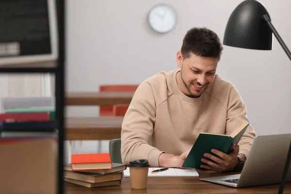 Kütüphanedeki Masada Kitap Okuyan Adam — Stok fotoğraf