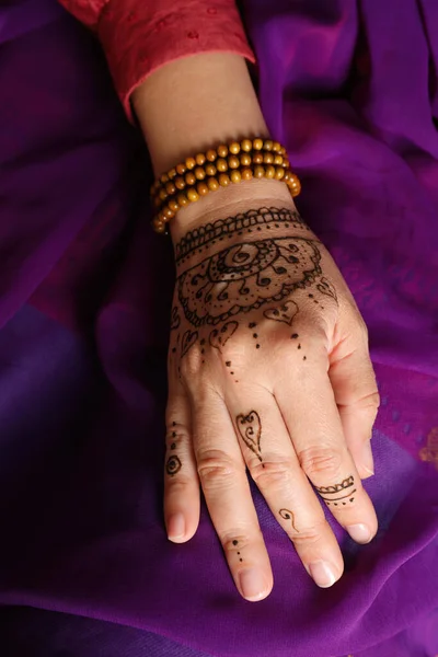 手に美しいヘナの入れ墨を持つ女性は 閉じます 伝統的なメンディ — ストック写真