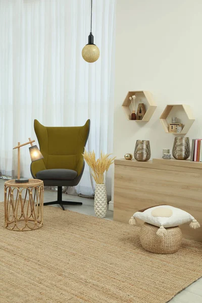 Elegante Salón Interior Con Cómodo Sillón Mesa Madera — Foto de Stock