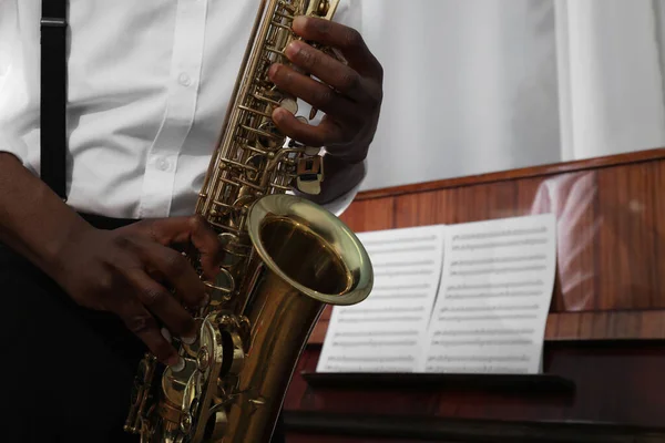 Homem Afro Americano Tocando Saxofone Dentro Casa Fechar Com Espaço — Fotografia de Stock