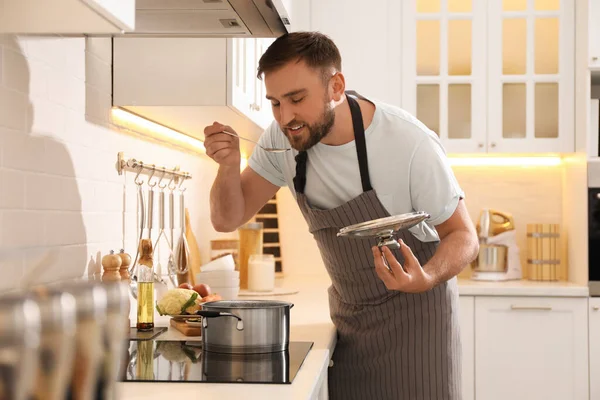 Homem Provando Caldo Fresco Cozinha Receita Caseira — Fotografia de Stock