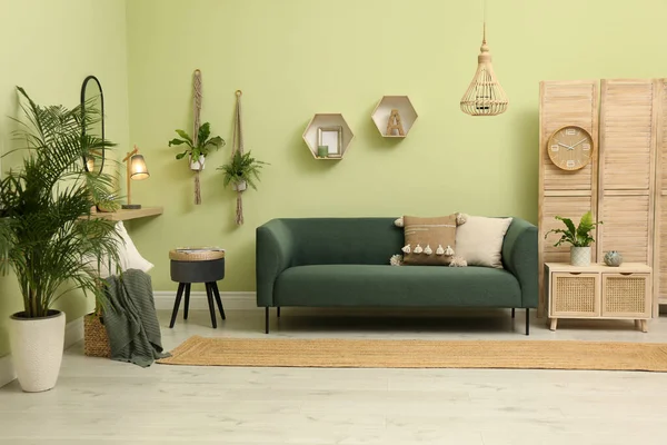 Obývací Pokoj Pohodlnou Zelenou Pohovkou Návrh Interiéru — Stock fotografie