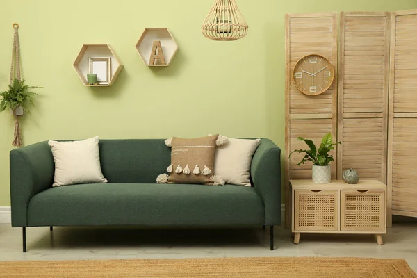 Sala Estar Com Confortável Sofá Verde Design Interiores — Fotografia de Stock