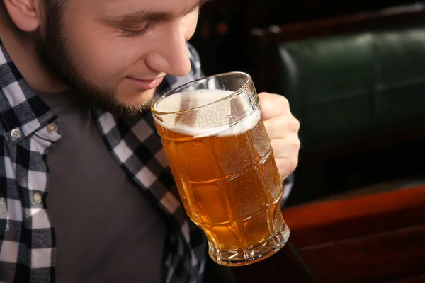 Ένας Άντρας Πίνει Νόστιμη Μπύρα Στην Παμπ Κοντά Χώρος Για — Φωτογραφία Αρχείου