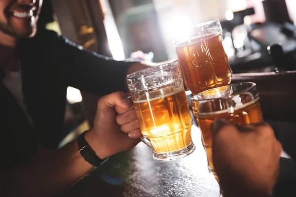 Amigos Clinking Copos Com Cerveja Pub Close — Fotografia de Stock