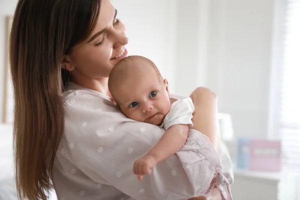 妈妈带着新生婴儿在家里 案文的篇幅 — 图库照片