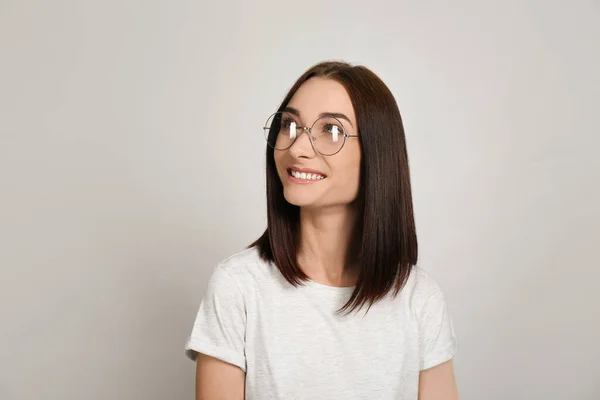 Portrait Jolie Jeune Femme Aux Magnifiques Cheveux Châtain Sourire Charmant — Photo