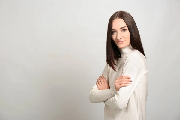 Retrato Mulher Bonita Com Cabelo Castanho Lindo Fundo Claro Espaço — Fotografia de Stock