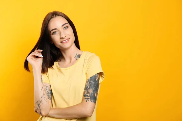 Retrato Una Joven Bonita Con Hermoso Cabello Castaño Sobre Fondo — Foto de Stock