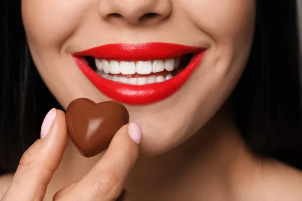 Mujer Joven Con Labios Rojos Sosteniendo Caramelos Chocolate Forma Corazón — Foto de Stock