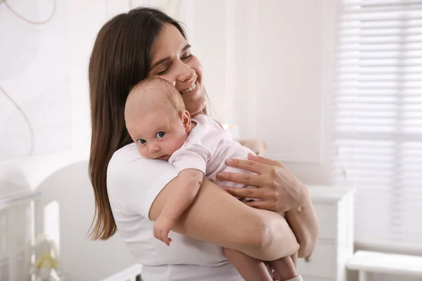Junge Frau Mit Ihrem Kleinen Baby Hause — Stockfoto