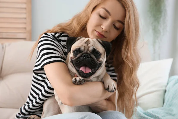 Een Vrouw Met Een Schattige Hond Thuis Dierlijke Adoptie — Stockfoto