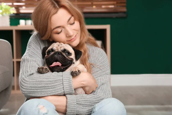 Kvinna Med Söt Mops Hund Hemma Djurförsök — Stockfoto