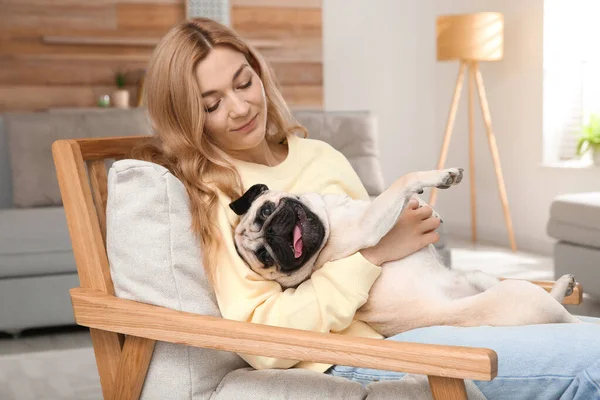 Mulher Com Cachorro Bonito Casa Adopção Animais — Fotografia de Stock