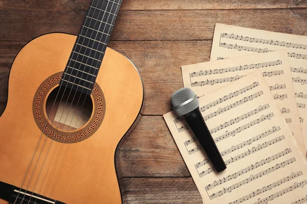 Tahta Masa Üzerinde Gitar Müzik Notaları Ile Kompozisyon Düz Yatıyordu — Stok fotoğraf