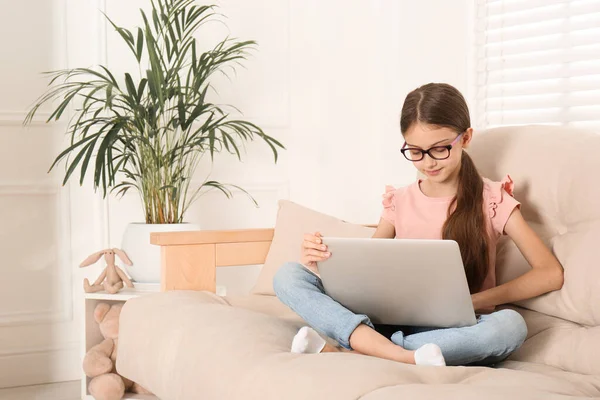 Ragazza Con Computer Portatile Sul Divano Casa — Foto Stock