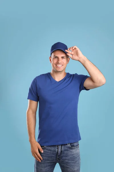 Hombre Feliz Con Gorra Camiseta Sobre Fondo Azul Claro Burla — Foto de Stock