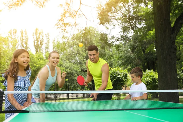 Família Feliz Jogando Ping Pong Parque — Fotografia de Stock