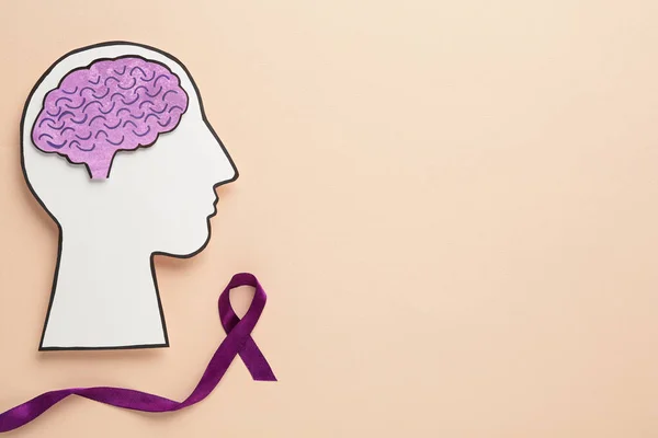 Corte Cabeza Humana Con Cerebro Cerca Cinta Púrpura Sobre Fondo — Foto de Stock