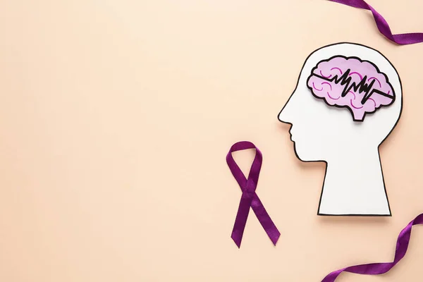 Corte Cabeza Humana Con Cerebro Cerca Cintas Púrpura Sobre Fondo — Foto de Stock
