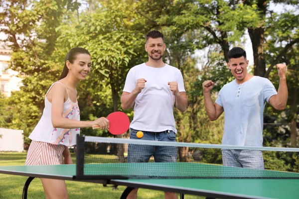 Amigos Jugando Ping Pong Aire Libre Día Verano —  Fotos de Stock