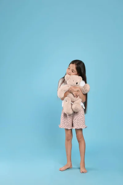 Menina Bonito Vestindo Pijama Com Brinquedo Fundo Branco — Fotografia de Stock