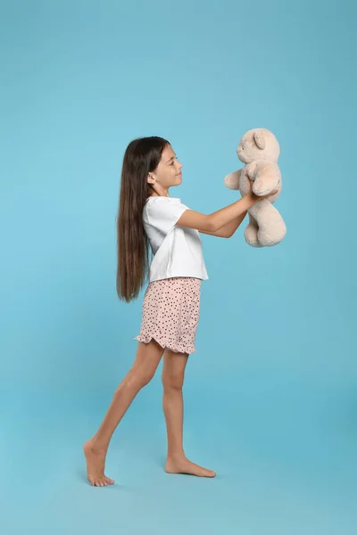 Menina Bonito Vestindo Pijama Com Brinquedo Fundo Branco — Fotografia de Stock