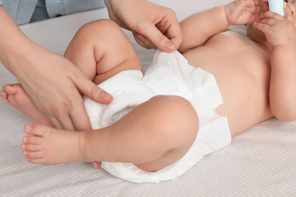 Madre Cambiando Pañal Del Bebé Cama Primer Plano — Foto de Stock