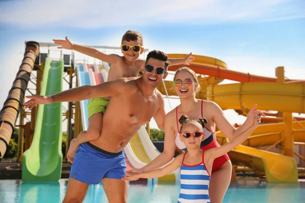 Familia Feliz Cerca Piscina Parque Acuático —  Fotos de Stock