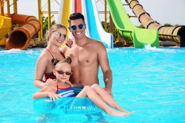 Glückliche Familie Mit Aufblasbarem Ring Schwimmbad Wasserpark Platz Für Text — Stockfoto
